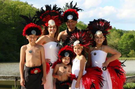 group in traditional Hawaiian clothing